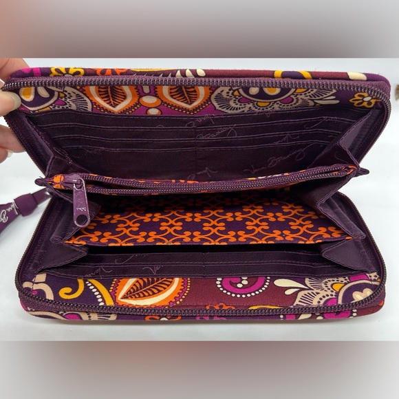 Vera Bradley Zippered Clutch Wallet in Retired Pattern “Safari Sunset.” - Picture 3 of 5